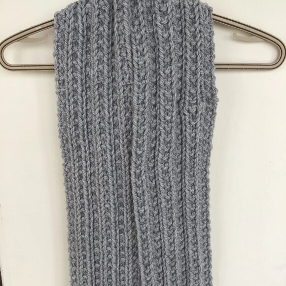 Hand Knit Scarf in Light Grey - Unisex - Picture 3 of 5